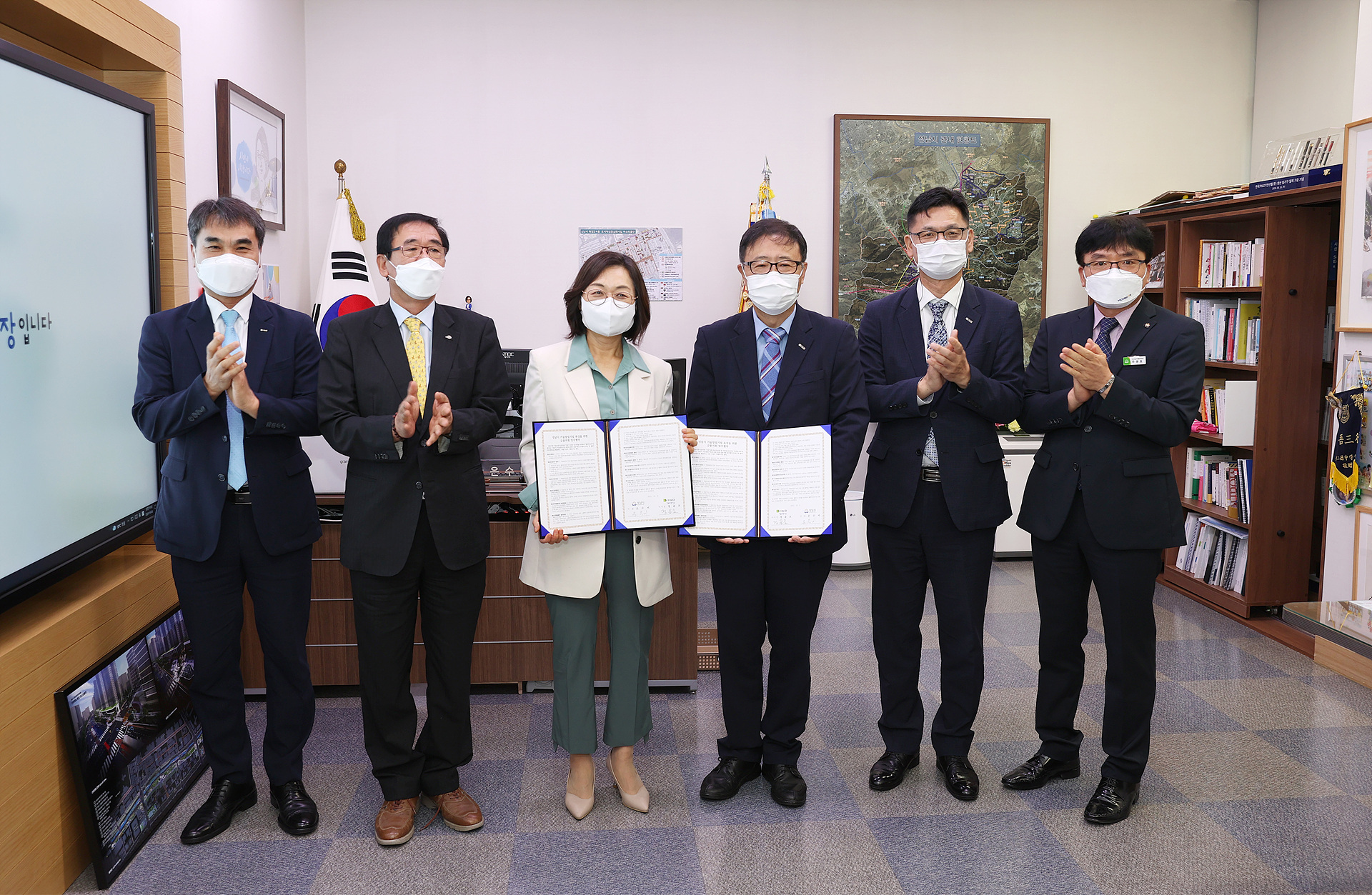 기보, 성남시와 기술창업기업 금융지원 업무협약식 서명 후 참석자 단체기념사진