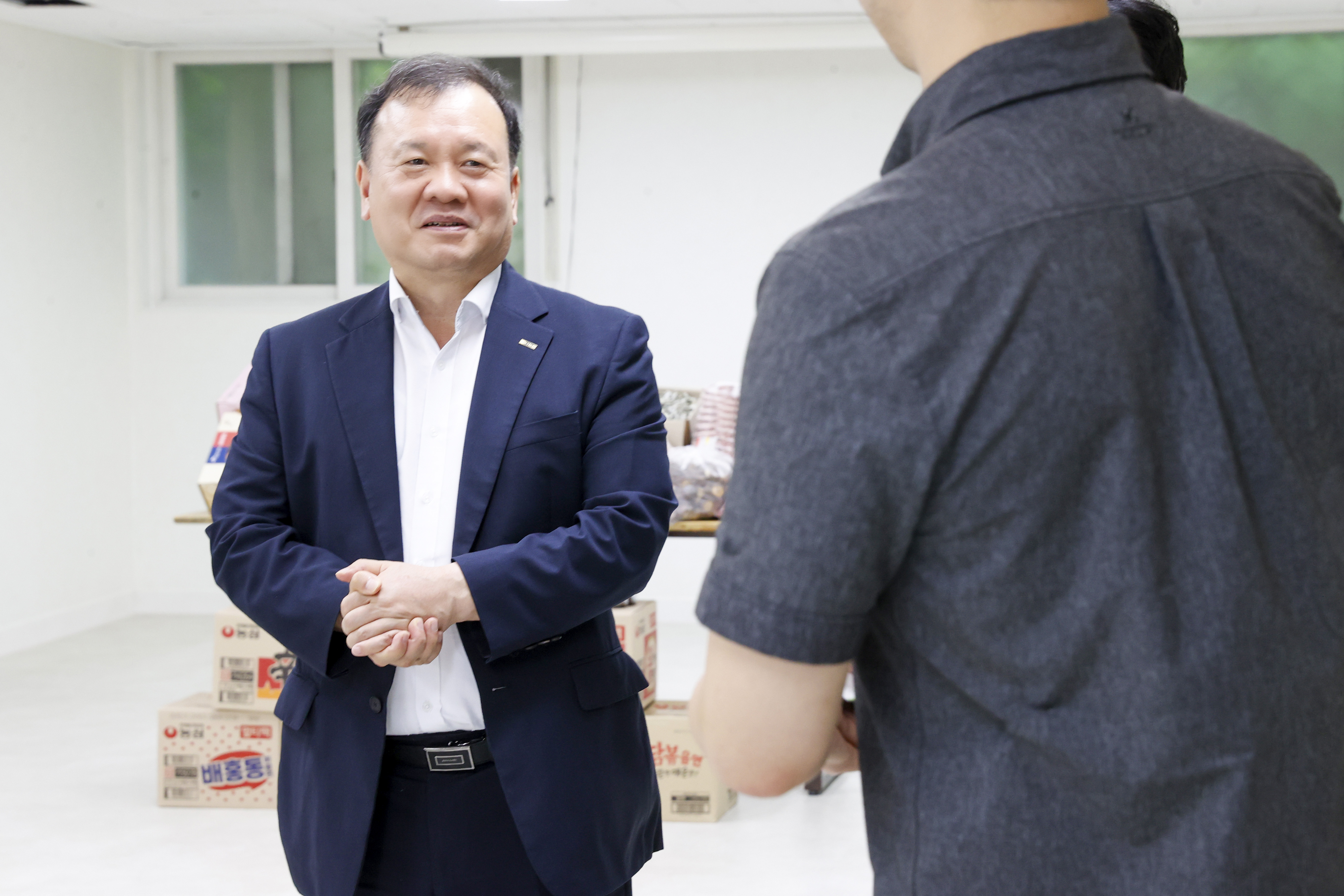 새빛기독보육원 기부 이재필 이사 사진