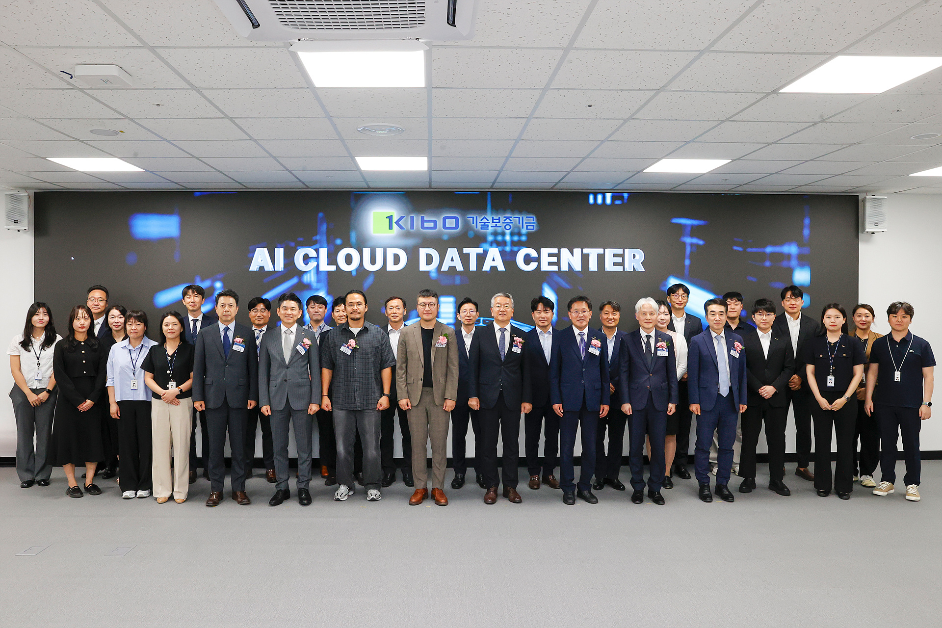 ‘AI 클라우드 데이터센터’를 개소 단체기념사진