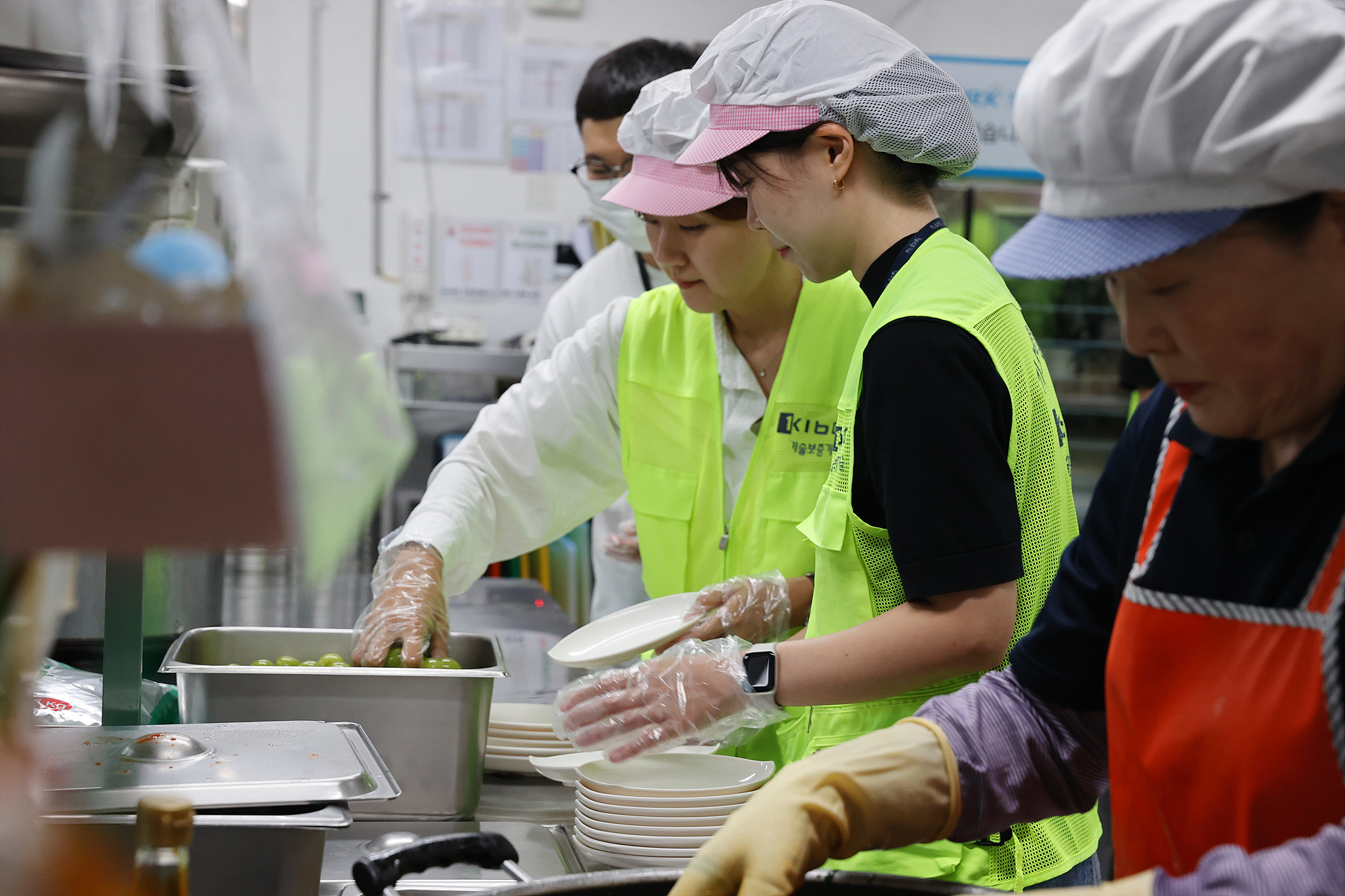 추석 명절을 맞아 국립부경대학교(부경대)와 함께 부산 남구 감만종합복지관에서 무료급식 봉사활동2
