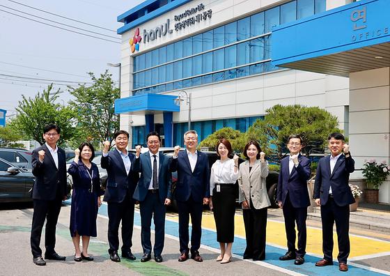 김종호 기보 이사장, 수출중소기업 현장 방문해 규제 해소 방안 논의 단체사진