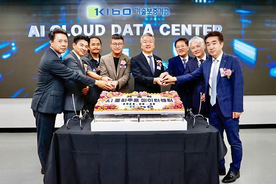 ‘AI 클라우드 데이터센터’를 개소 케익커팅